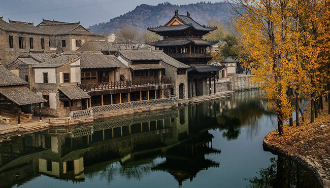 Thị trấn nước Gubei thuộc Bắc Kinh, nằm gần phần Simatai của Vạn Lý Trường Thành vàmang  phong cách kiến trúc của thời kỳ cuối nhà Thanh. 
