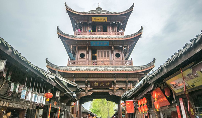 Thành phố cổ Langzhong nằm ở tỉnh Tứ Xuyên, là một thành phố 2300 năm tuổi và từng là một thành trì quân sự cổ đại rất nổi tiếng với văn hóa chiêm tinh và địa lý.
