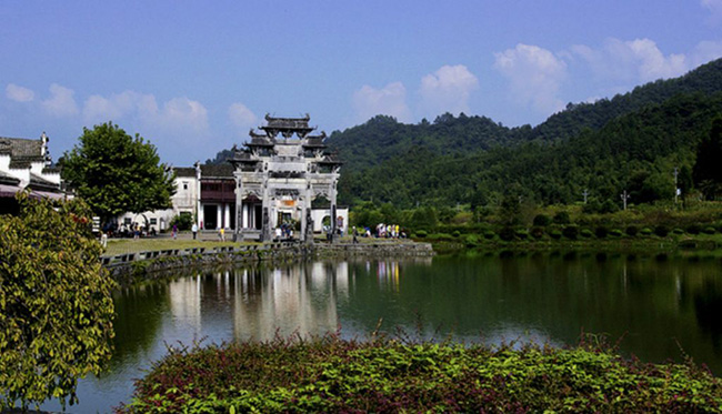 Làng Xidi nằm ở tỉnh An Huy, gồm 300 ngôi nhà được xây dựng từ triều đại nhà Minh và nhà Thanh và hầu hết được bảo tồn rất tốt. Đây cũng là Di sản Thế giới được UNESCO công nhận.
