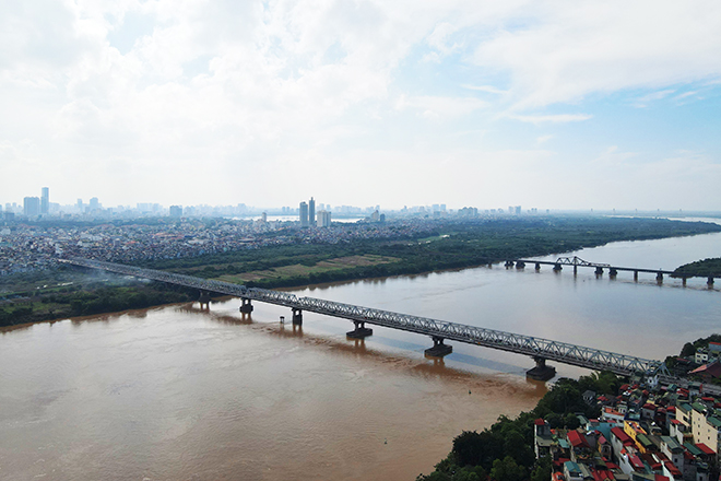 Cầu Chương Dương bắc qua sông Hồng, nối hai quận Hoàn Kiếm và Long Biên, được hoàn thành vào năm 1985. Sau hơn 30 năm khai thác, nhiều bộ phận, kết cấu của cầu đã bị hư hỏng, xuống cấp nghiêm trọng.