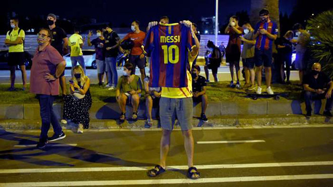 Messi gửi fax đòi rời Barca: Fan biểu tình ngoài Nou Camp, quan lớn xúc động chia tay - 7