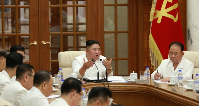 Ông Kim Jong Un chủ trì cuộc họp Bộ Chính trị Triều Tiên lần thứ 17 vào ngày 25.8. Ảnh: Rodong Sinmun.