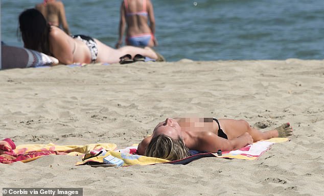 Để ngực trần tắm nắng là truyền thống của phụ nữ ở Pháp.
