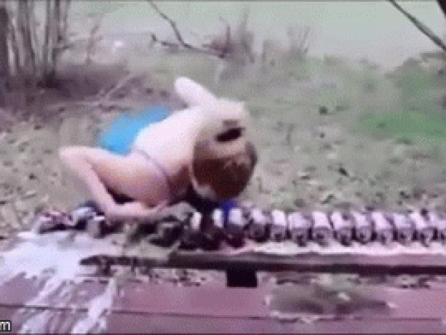 Media - Hotgirl dùng "tâm hồn" đập nát hơn 20 lon bia