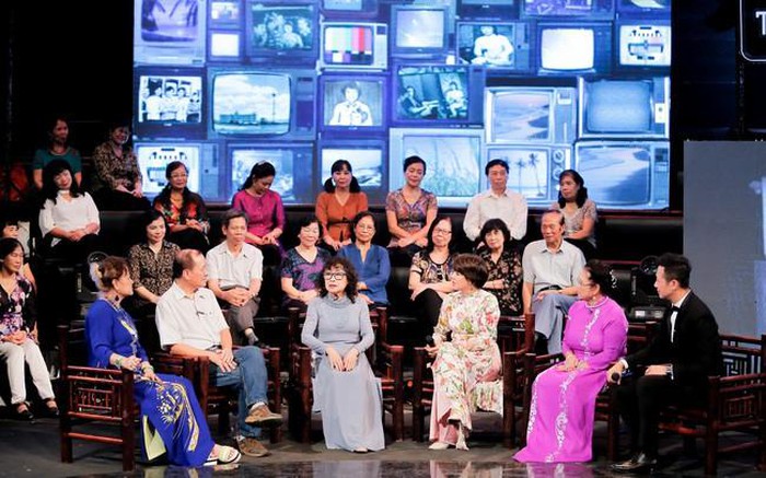 Nghệ sĩ Kim Tiến (áo dài xám ngồi giữa hàng đầu tiên) xuất hiện trong chương trình "Quán thanh xuân"