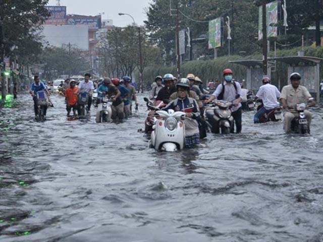 Xe máy - Xe đạp - Tác hại của việc không rửa xe sau khi đi xe máy dưới trời mưa ngập