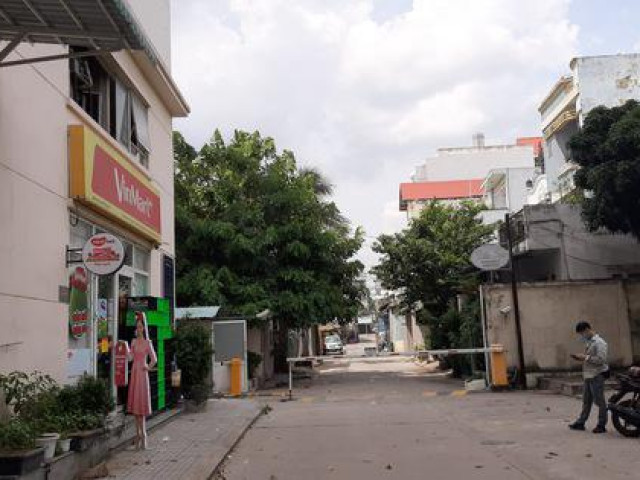 Pháp luật - Bị nhắc nhở, thanh niên đâm 3 bảo vệ chung cư trọng thương