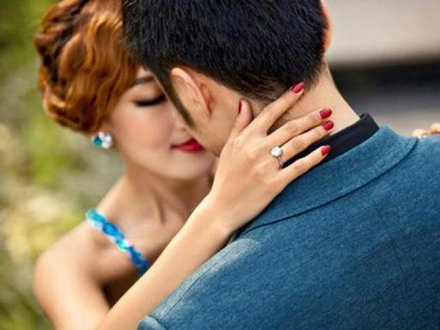 Bạn trẻ - Cuộc sống - Vợ chết lặng khi phát hiện ra sự thật về "con trai nuôi" của chồng