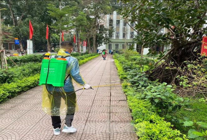 Cơ quan chức năng tỉnh Bắc Ninh phun khử khuẩn phòng dịch COVID-19