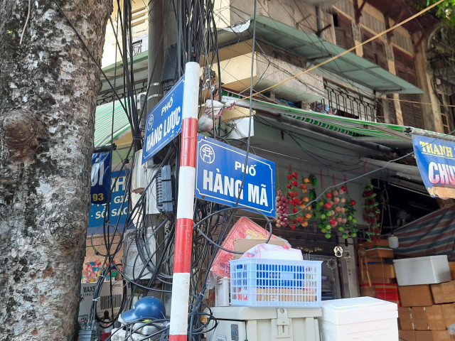 Thị trường - Tiêu dùng - Phố Hàng Mã đìu hiu ngày rằm tháng 7, "kẻ bán" ngao ngán ngóng chờ bóng khách tới mua hàng