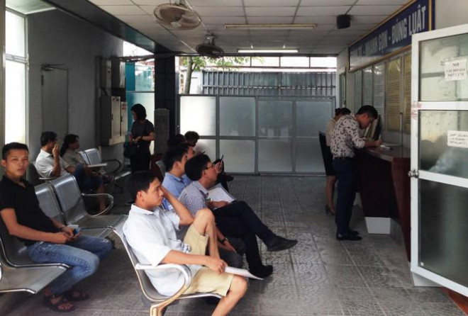 Người dân ngồi chờ làm thủ tục đổi bằng lái xe tại Tổng cục Ðường bộ. Ảnh: Ðức Anh