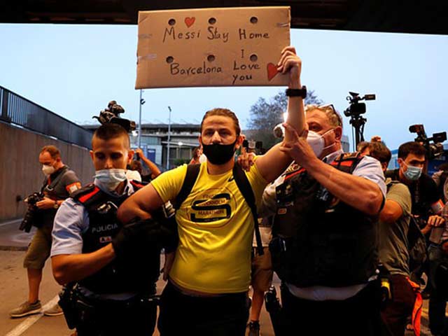 Bóng đá - Fan Barca giận dữ "đánh chiếm" Nou Camp vì Messi, cảnh sát phải vào cuộc