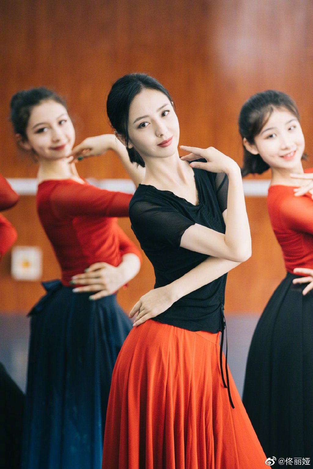 Đồng Lệ Á không chỉ học múa chuyên sâu mà còn là một giáo viên múa.