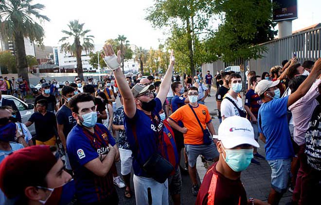 Fan Barca giận dữ "đánh chiếm" Nou Camp vì Messi, cảnh sát phải vào cuộc - 2