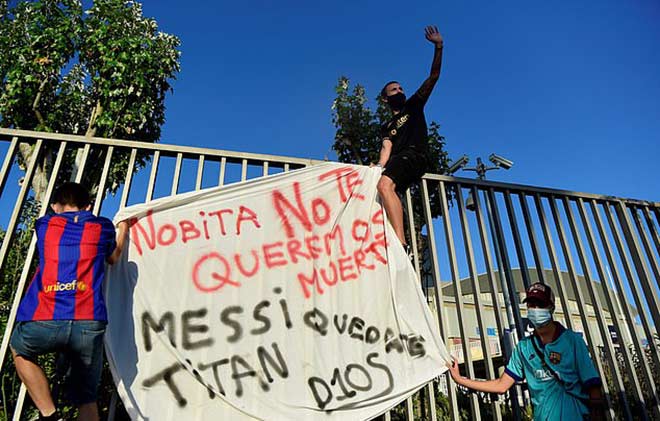 Fan Barca giận dữ "đánh chiếm" Nou Camp vì Messi, cảnh sát phải vào cuộc - 3