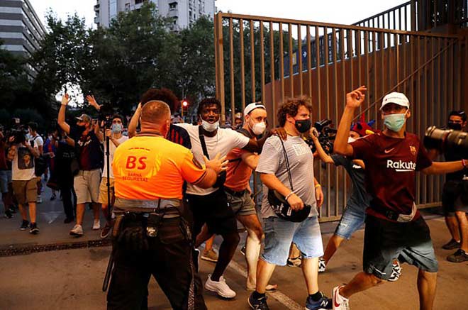 Fan Barca giận dữ "đánh chiếm" Nou Camp vì Messi, cảnh sát phải vào cuộc - 4