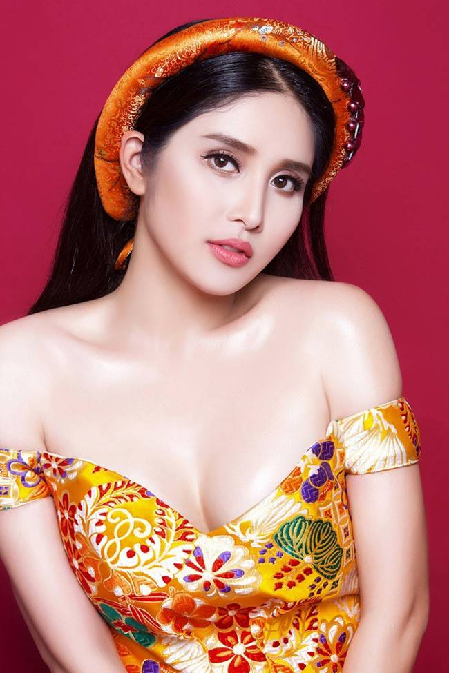 Do vậy cô quyết định nâng ngực để trông lẳng lơ, phù hợp với vai diễn, “Ngực to mới đi quyến rũ trai trẻ, con chồng được chứ”, diễn viên hài hước bày tỏ.
