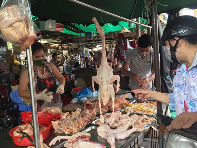 Thịt gà nhập khẩu vào Việt Nam với giá rẻ ảnh hưởng đến sức mua thịt gà trong nước. Ảnh: T.UYÊN