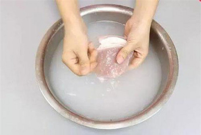 Dùng nước vo gạo để rửa thịt lợn sẽ giúp loại bỏ sạch mọi chất bẩn