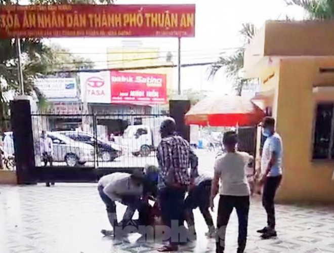 Nhóm đối tượng bắt giữ người tại tòa án