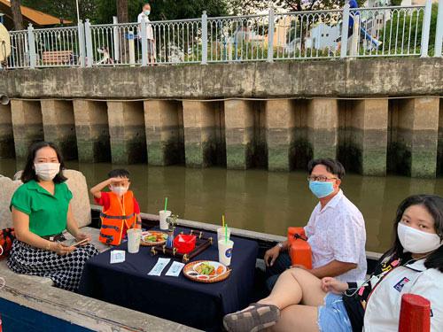 Du khách tham gia tour kênh Nhiêu Lộc - Thị Nghè ở TP HCM