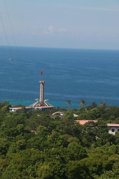 Cột cờ và biển Cồn Cỏ nhìn từ hải đăng