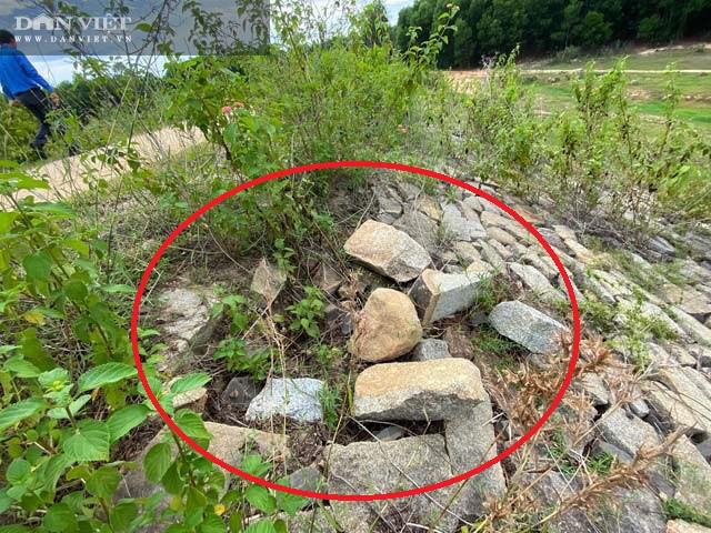 Một vị trí hư hỏng khác ở mặt trong của thân đập chứa của hồ Ông Tới.