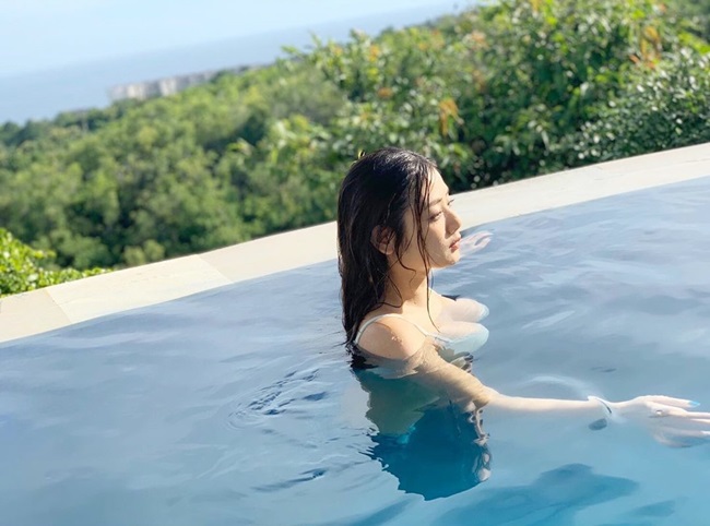 Những tấm hình diện nội y, bikini tí hon khiến không ít người đỏ mặt.
