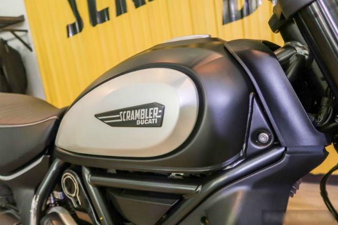 2020 Ducati Scrambler Icon Dark phong cách cổ điển, giá chát - 3