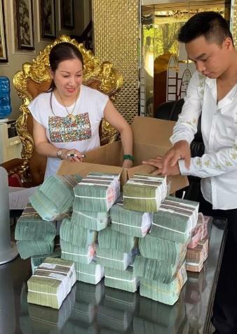 Vợ chồng đại gia bất động sản nổi tiếng Thái Bình khoe tiền "khủng" trên MXH