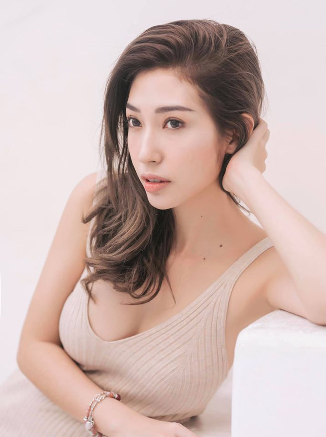 Quyến rũ không kém cạnh là nữ ca sĩ Khổng Tú Quỳnh. Cô cũng được nhận xét ngày một sexy sau khi kết thúc mối tình với Ngô Kiến Huy.
