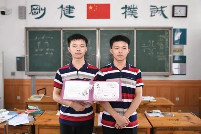 Triệu Di và Triệu Hi là cặp sinh đôi "hot" nhất trong mùa thi đại học năm nay tại Trung Quốc.