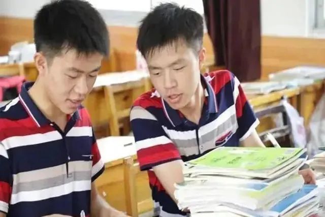 Cặp song sinh cùng trúng tuyển vào 2 trường ĐH hàng đầu Trung Quốc - 3