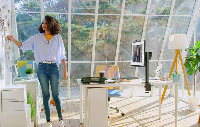 Chân đế LG Ergo dạng trục khuỷu với nhiều lớp xoay khác nhau dễ dàng điều chỉnh linh hoạt mọi góc nhìn, tầm nhìn và tư thế làm việc