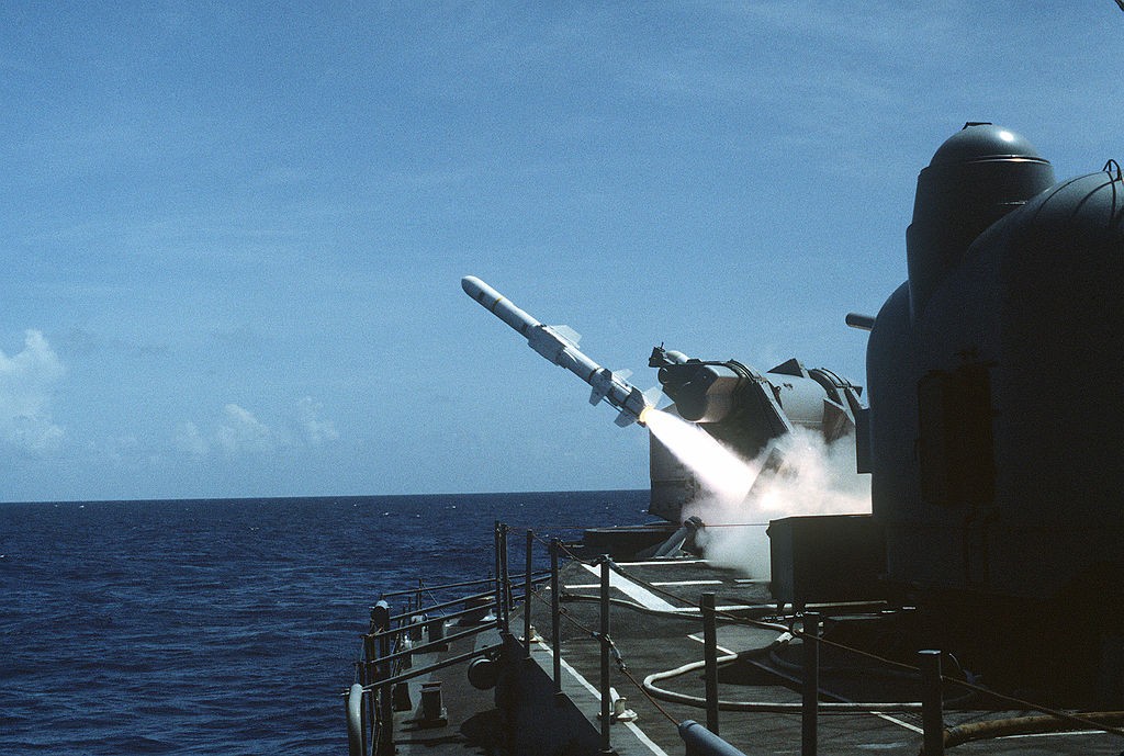 Tàu chiến Mỹ phóng tên lửa chống hạm Harpoon.