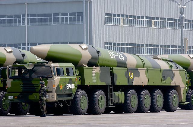 Tên lửa đạn đạo tầm trung DF-26 gắn trên xe phóng di động của Trung Quốc.
