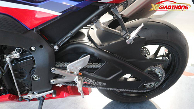 Sức mạnh của CBR1000RR-R Fireblade 2020 đến từ khối động cơ DOHC 4 kỳ 16 van có dung tích 999,9 cc
