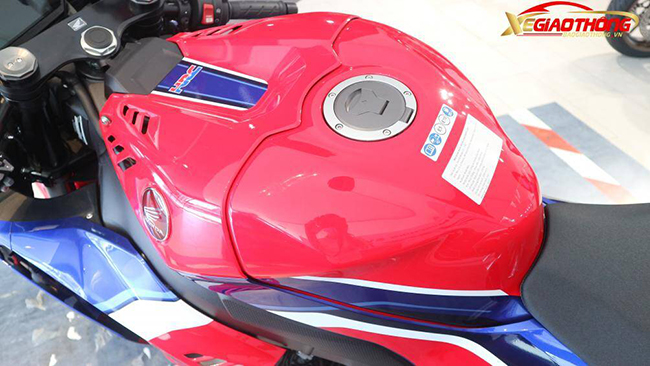 Bình xăng của CBR1000RR-R Fireblade 2020 có dung tích 16,1 lít
