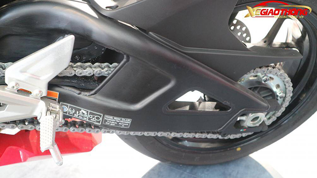 Honda CBR1000RR-R Fireblade đang được phân phối với hai màu đỏ xanh trắng và đen tại Việt Nam

