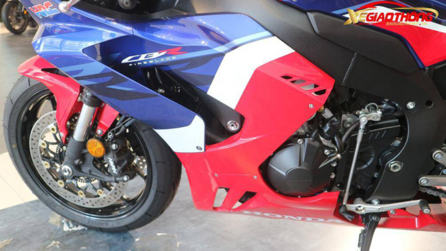 Nhân viên tại Honda Bigbike Doanh Thu (Hà Nội) cho biết tới tận tháng 11 thì mẫu CBR1000RR-R Fireblade SP mới có mặt tại các đại lý
