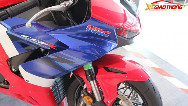 “Mãnh thú” Fireblade 2020 được khoác trên mình một bộ giáp hoàn toàn mới so với các phiên bản tiền nhiệm, thể thao và mạnh mẽ hơn rất nhiều
