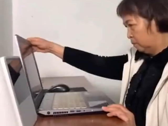 Cười 24H - Khi có bà mẹ là "siêu điệp viên" thì cậu con trai chạy đâu cho thoát