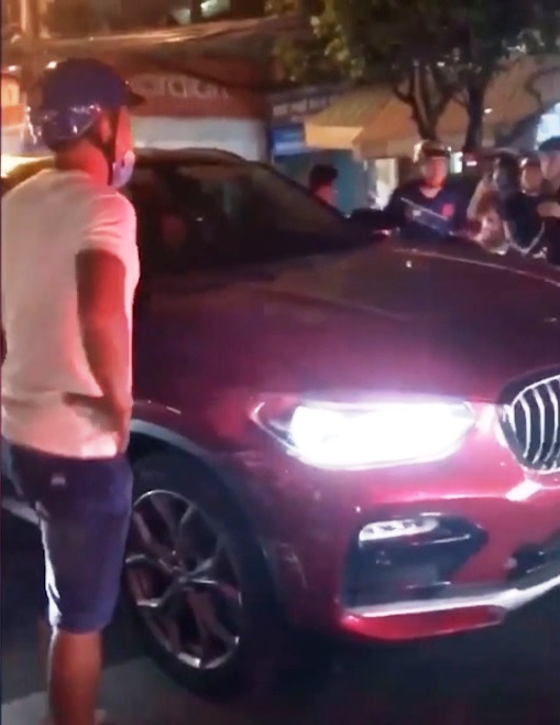 Người dân chặn đầu ô tô BMW sau khi xảy ra va chạm