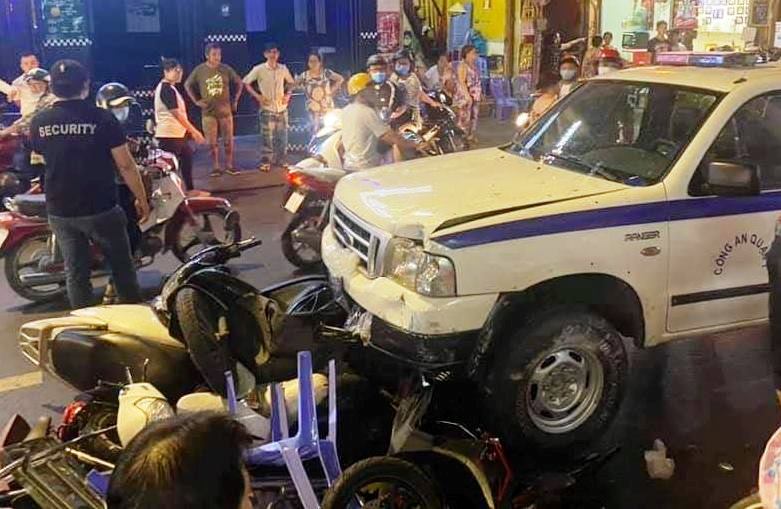 Clip xe công an phường lao vào quán nhậu ở phố Bùi Viện, nhiều người tháo chạy - 2