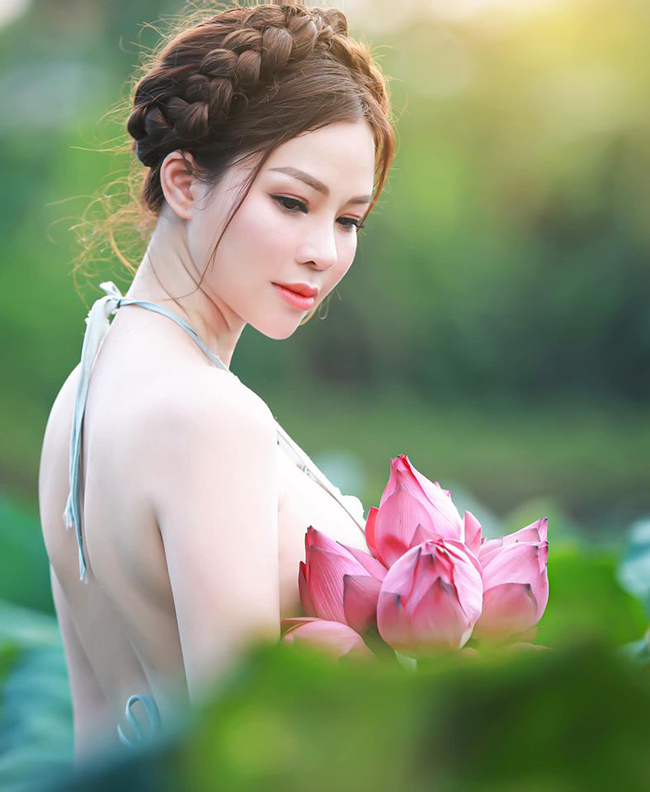 "Thứ 2 là đẹp trong mắt chồng mình thì anh ấy sẽ yêu thương và cưng chiều vợ hơn. Thứ 3 đẹp trong mắt mọi người thì sẽ nhận được nhiều lời khen, lời khen sẽ khiến bản thân vui vẻ, chồng con tự hào về mình, hạnh phúc của một phụ nữ chỉ cần có thế!", cựu người mẫu tâm niệm.
