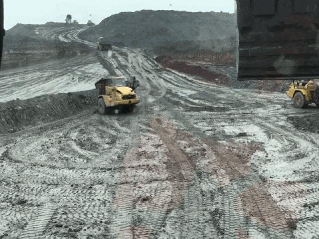 Media - Khó tin tài xế drift xe ben 40 tấn trên bùn lầy vào đúng vị trí nhận quặng