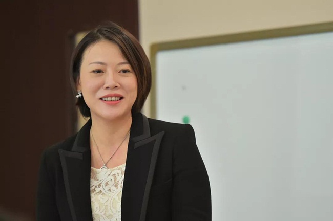 Yang Huiyan từng học và tốt nghiệp Đại học Ohio, Mỹ. Cô kết hôn năm 2006.
