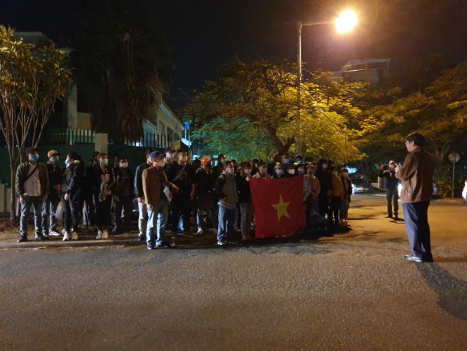 Đại sứ Lê Huy Hoàng phổ biến thông tin căn dặn bà con lúc 4 giờ sáng 28-8 trước khi bà con lên xe bus khởi hành đi Nam Phi để bay về nước