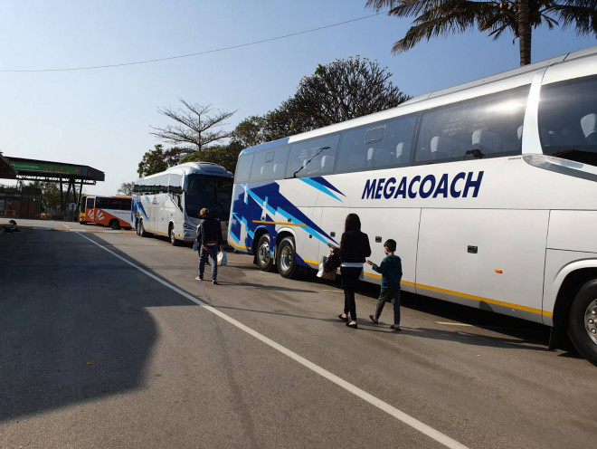 Xe bus chở bà con di chuyển gần 1.000 km từ Mozambique và Zimbabwe đến sân bay Johannesburg (Nam Phi) trước khi bà con bay về nước