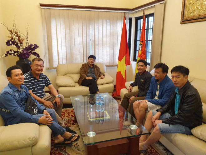 Đại diện bà con ở địa phương đến thăm Đại sứ quán Việt Nam tại Mozambique trước khi về nước